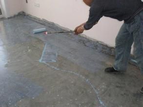 歐耐克界面劑的用途：主要用于大理石、墻面等光滑面粘貼前處理。歐耐克工程師曾做過(guò)實(shí)驗(yàn)，可以通過(guò)界面劑在玻璃上、瓷磚上貼瓷磚，粘接牢固，沒(méi)有掉磚情況。界面劑現(xiàn)場(chǎng)施工圖