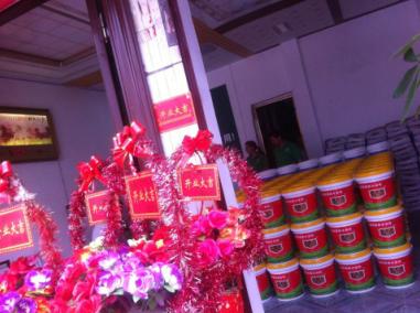 賀喜羅城梁總形象店開業(yè)！梁總是歐耐克防水的老客戶，一直是河池宜州的代理，在宜州防水市場具有很強的市場影響力。2015年，梁總加大了在防水方面的投入，在羅城開了一家新的防水店——歐耐克防水羅城形象店。